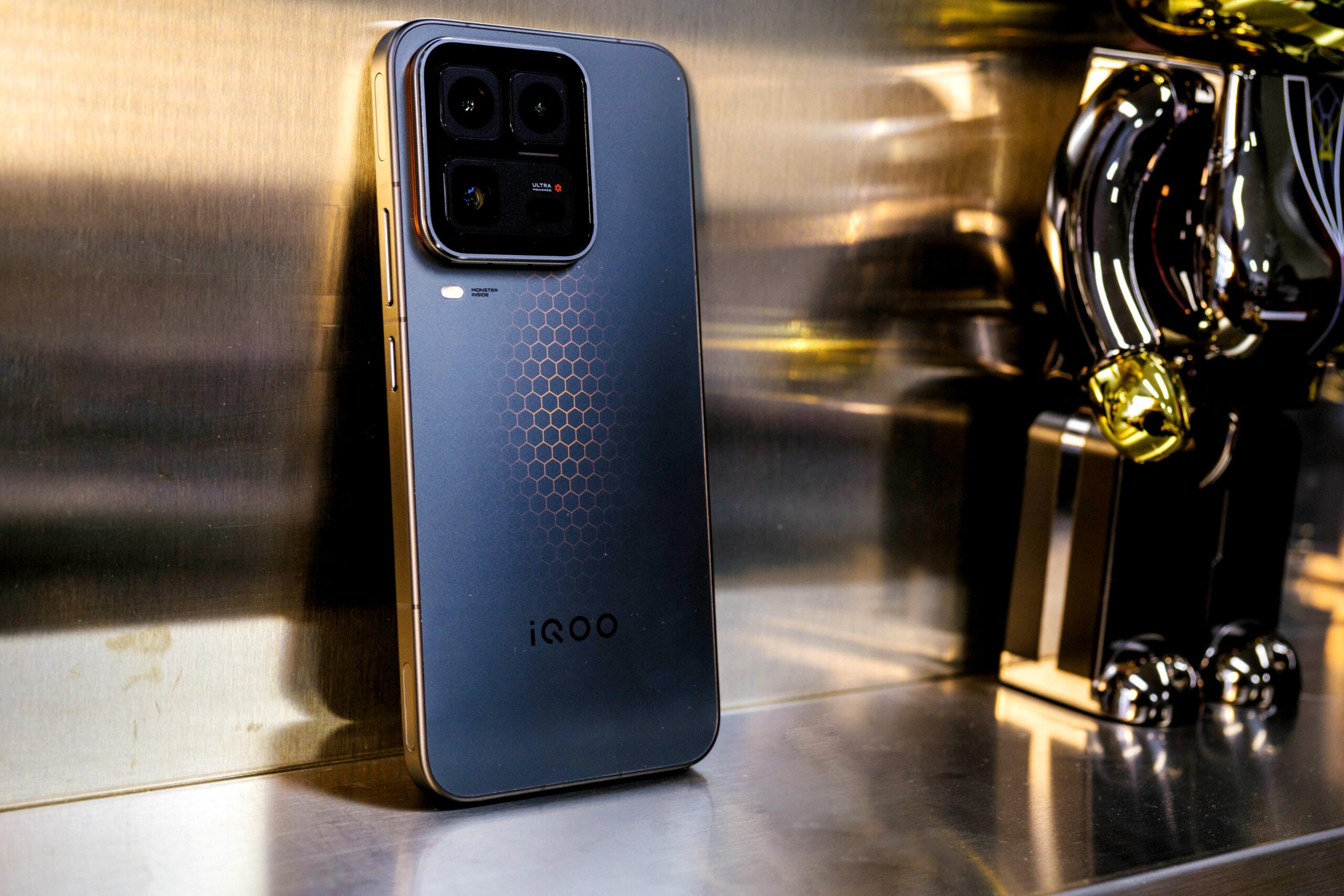 iQOO 15 Ultra体验：性能王者傲然登顶，iQOO 15 Ultra来了！-锋巢网