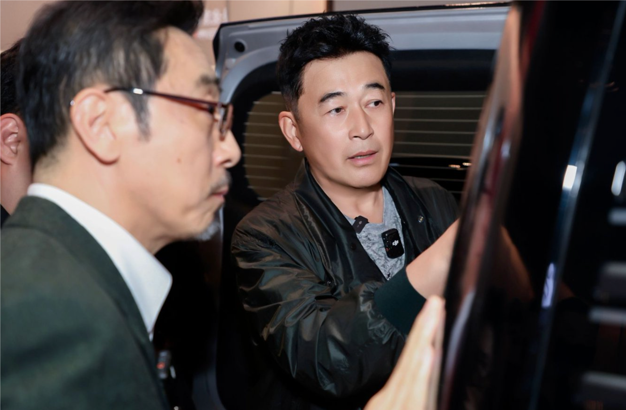 车内飙戏 + 黑科技拉满，仰望北京车展玩透高端圈层-锋巢网