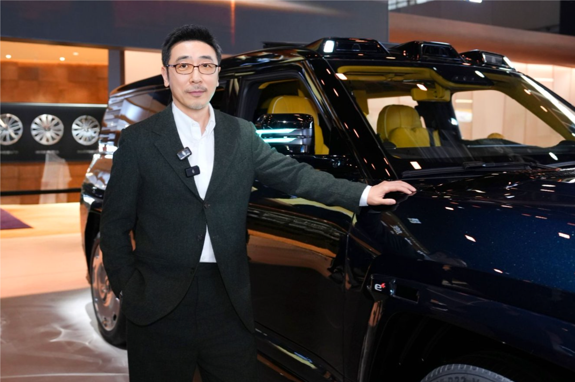 车内飙戏 + 黑科技拉满，仰望北京车展玩透高端圈层-锋巢网