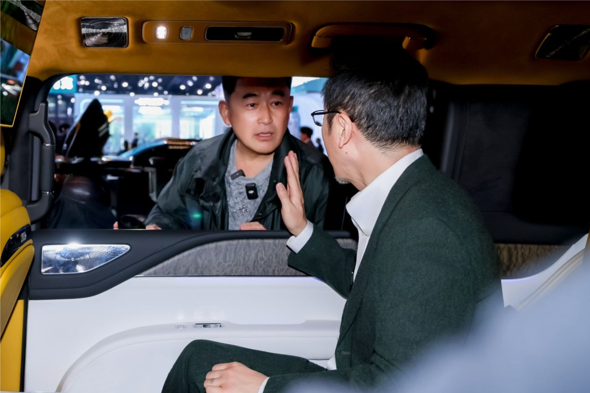 车内飙戏 + 黑科技拉满，仰望北京车展玩透高端圈层-锋巢网