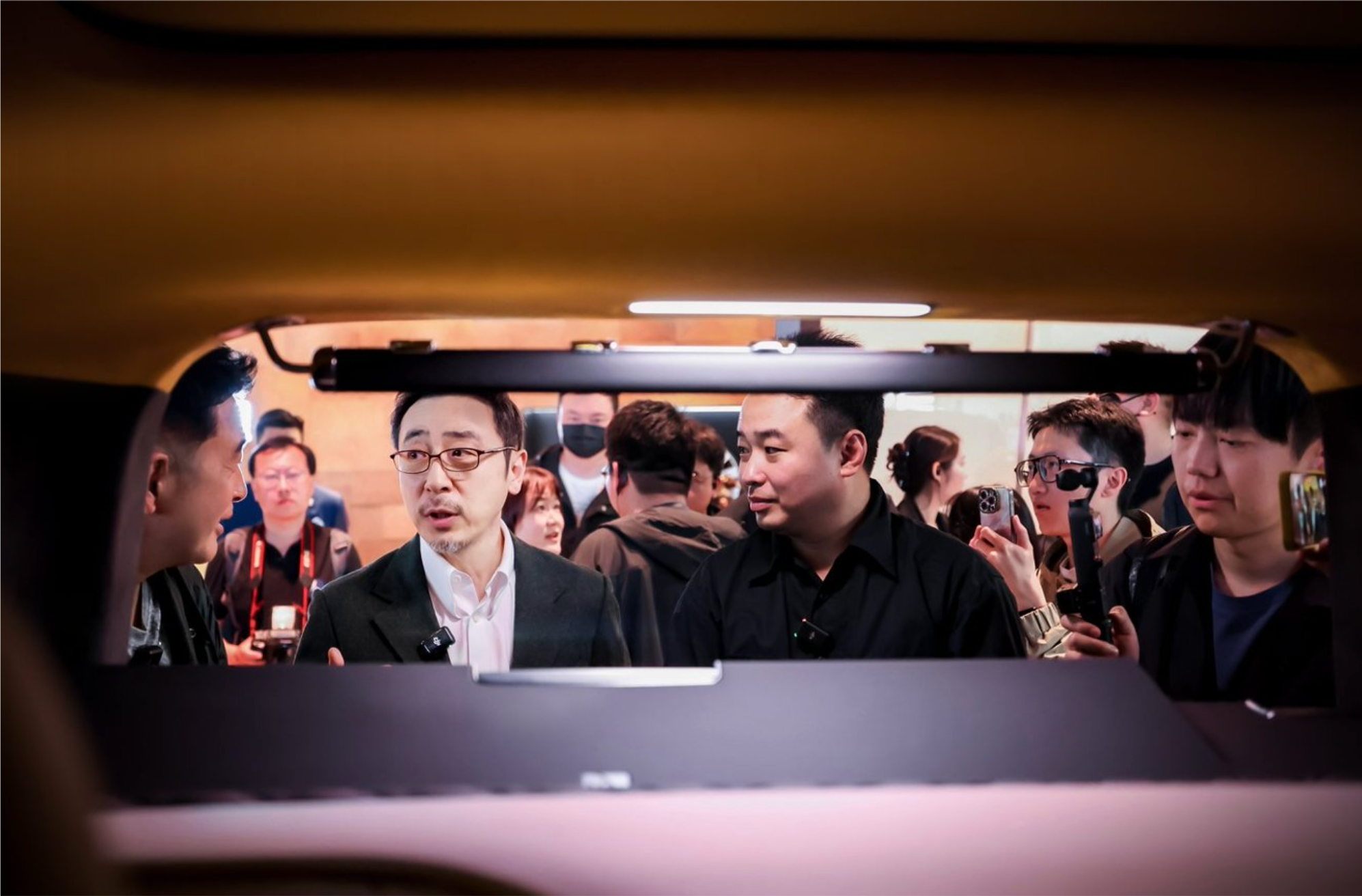 车内飙戏 + 黑科技拉满，仰望北京车展玩透高端圈层-锋巢网